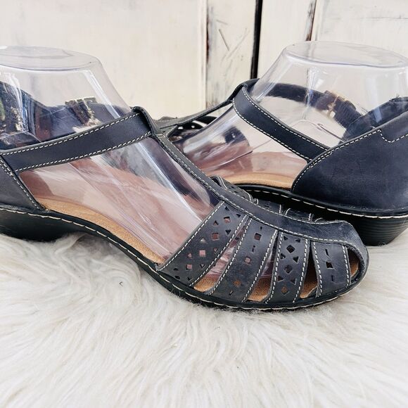 Clarks Wendy River Black Leather Laser Cut Strappy Low Heeled Sandals - Size 9M - Picture 4 of 7